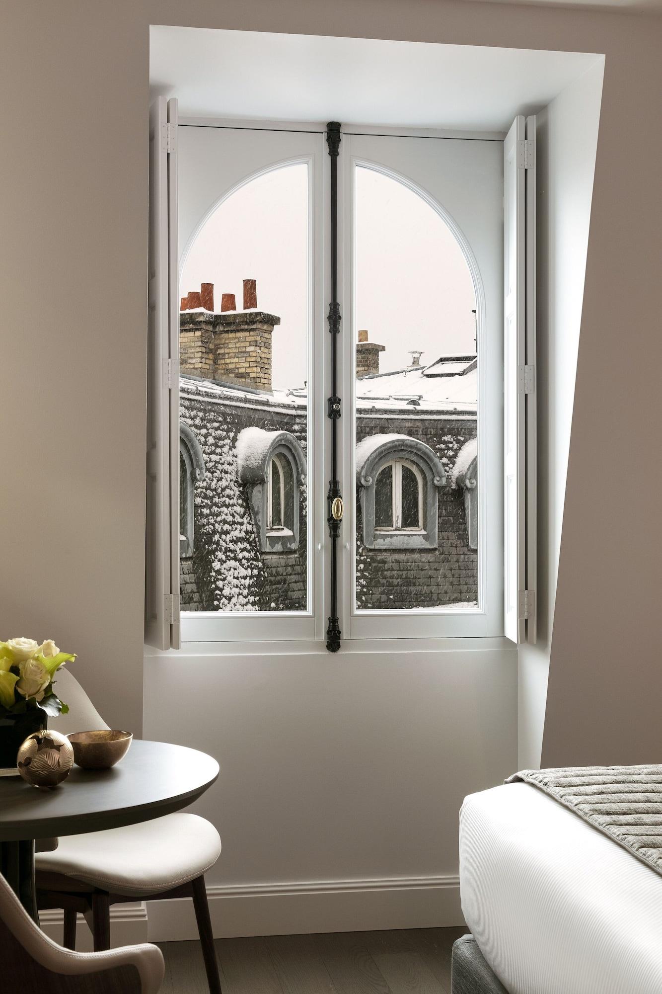 ลา เคลฟ ชองเซลิเซ ปารีส บาย เดอะ เครสต์ คอลเลคชั่น Hotel ภายนอก รูปภาพ A window with a French window