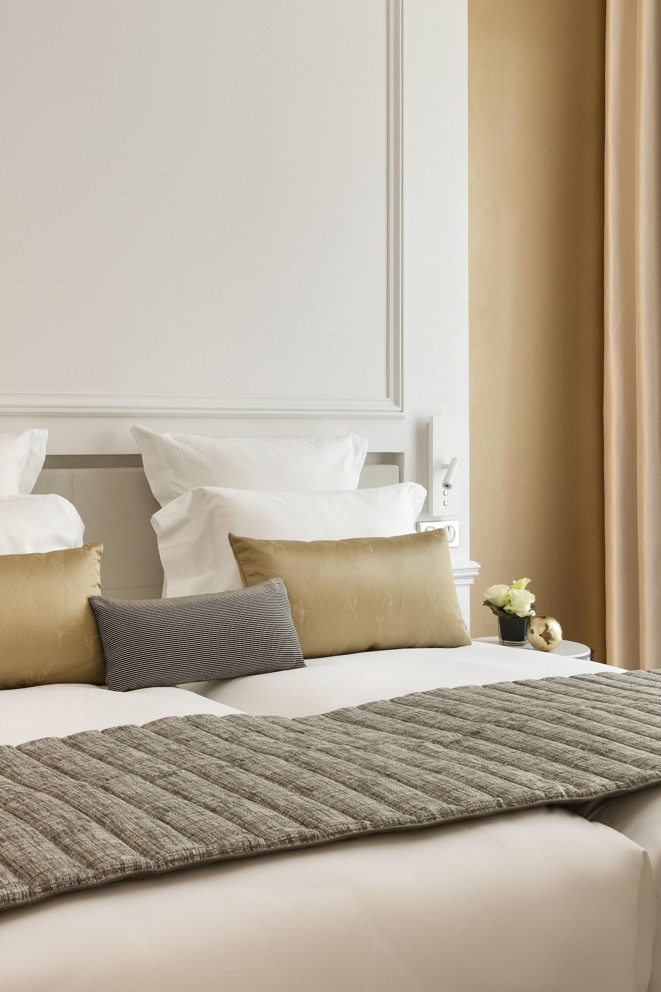 ลา เคลฟ ชองเซลิเซ ปารีส บาย เดอะ เครสต์ คอลเลคชั่น Hotel ภายนอก รูปภาพ A bed with cushions
