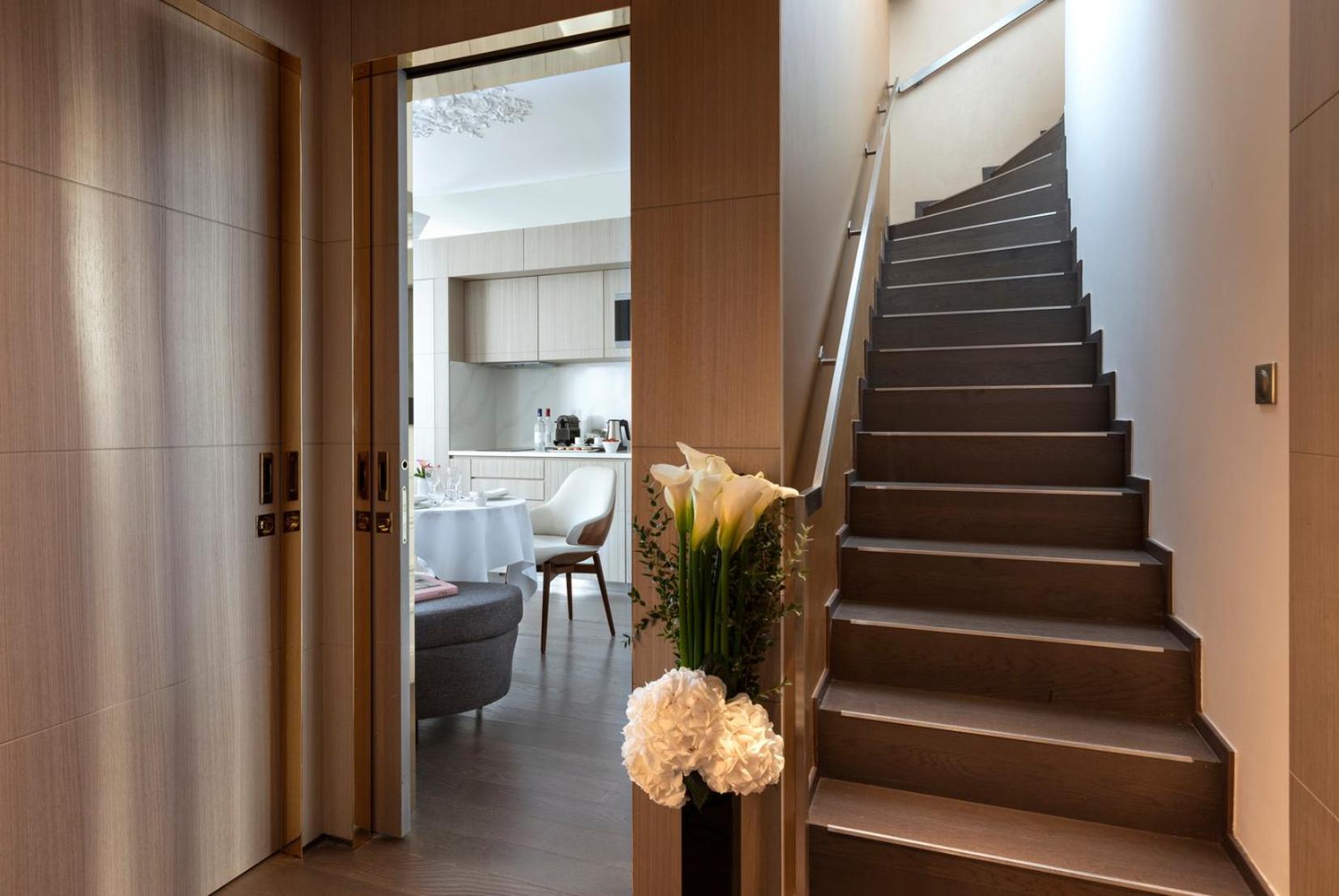ลา เคลฟ ชองเซลิเซ ปารีส บาย เดอะ เครสต์ คอลเลคชั่น Hotel ห้อง รูปภาพ A staircase in a house