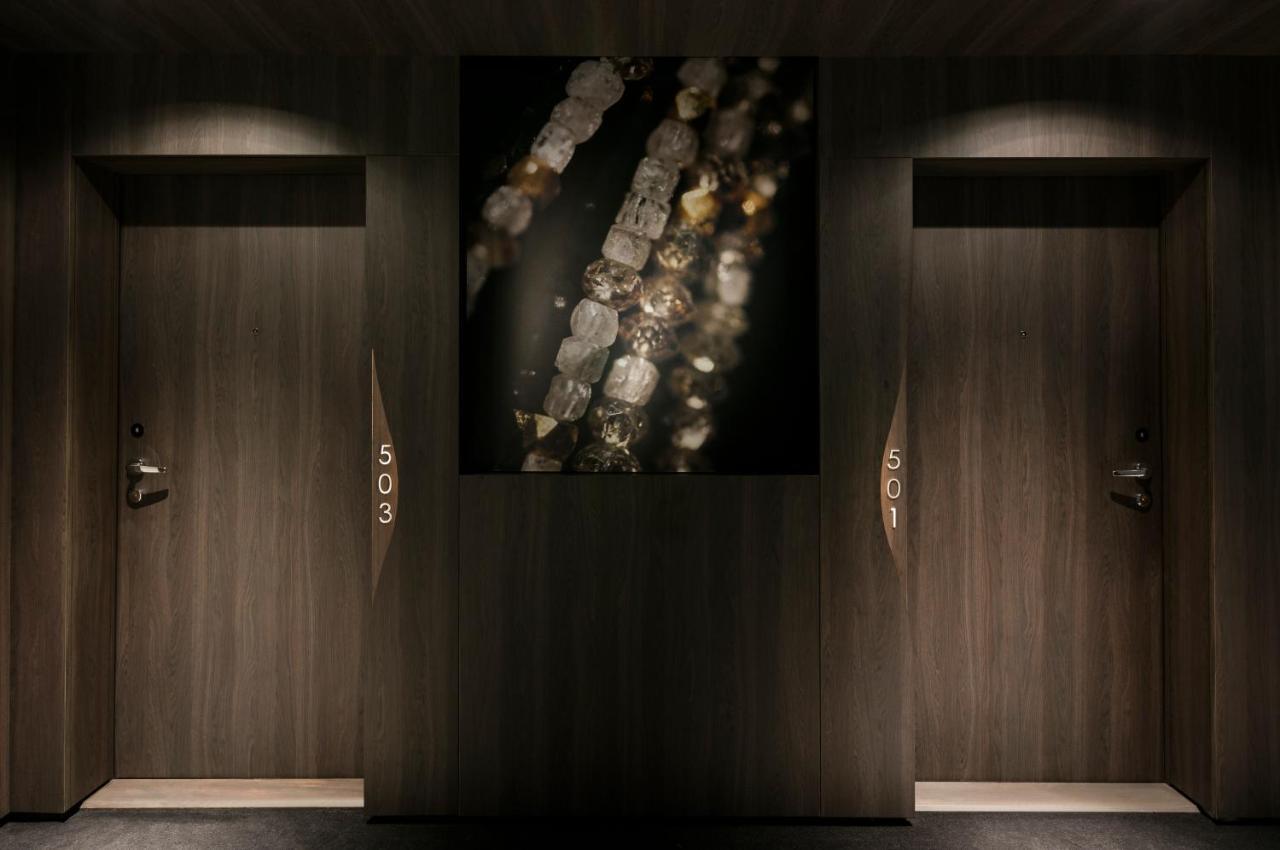 ลา เคลฟ ชองเซลิเซ ปารีส บาย เดอะ เครสต์ คอลเลคชั่น Hotel ภายนอก รูปภาพ Artwork by Michael Mcintyre